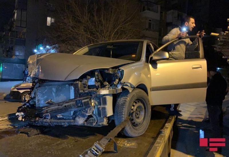 В Баку иномарка врезалась в грузовик, есть пострадавший