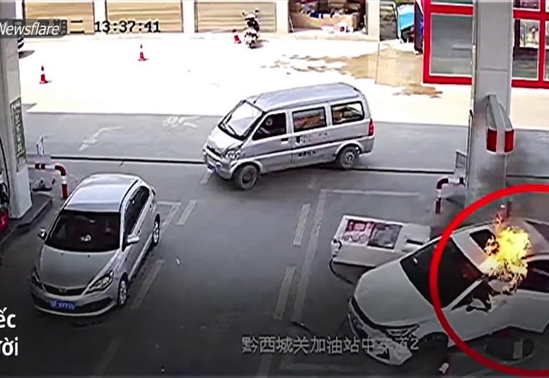 Горящий автомобиль врезался в АЗС