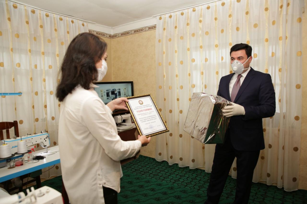 Глава ИВ Хачмазского района Эльнур Рзаев выразил поддержку деятельности портной, которая оказывает образцовые услуги в борьбе с коронавирусом