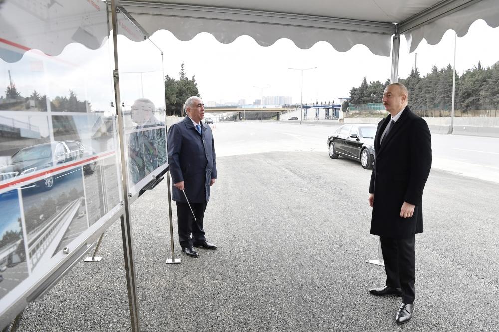 Prezident İlham Əliyev Bakı-Sumqayıt yolunun genişləndirilməsi çərçivəsində görülən işlərlə tanış olub, Moskva prospekti ilə 20 Yanvar küçəsinin kəsişməsindəki piyada keçidinin açılışında da iştirak edib