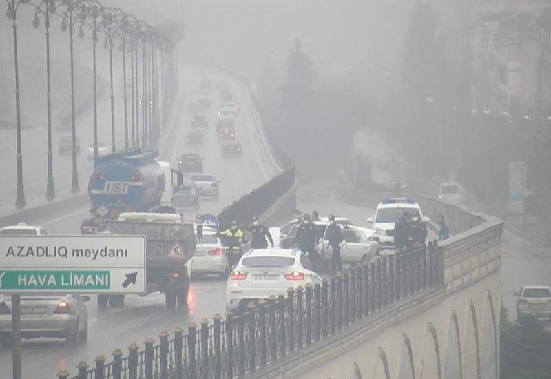 Bakıda körpüdə zəncirvarı qəza tıxac yaratdı