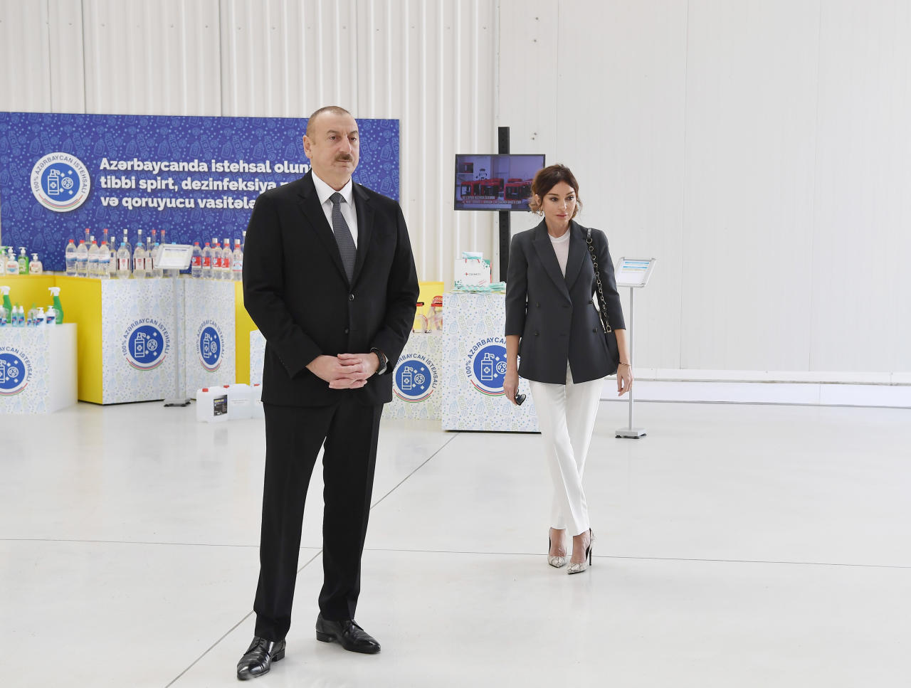 Prezident İlham Əliyev və Birinci xanım Mehriban Əliyeva Sumqayıt Kimya Sənaye Parkında tibbi maska istehsalı müəssisəsinin açılışında iştirak ediblər