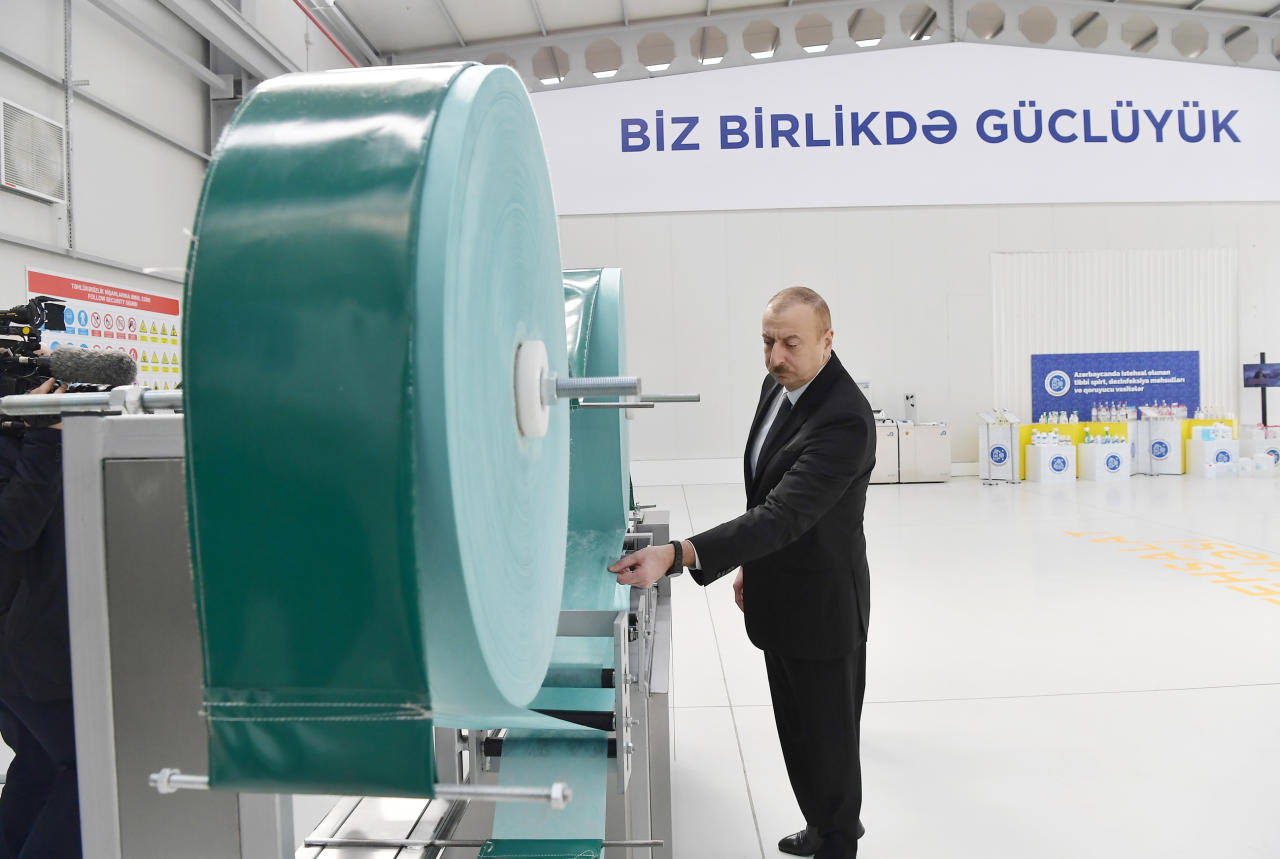 Prezident İlham Əliyev və Birinci xanım Mehriban Əliyeva Sumqayıt Kimya Sənaye Parkında tibbi maska istehsalı müəssisəsinin açılışında iştirak ediblər