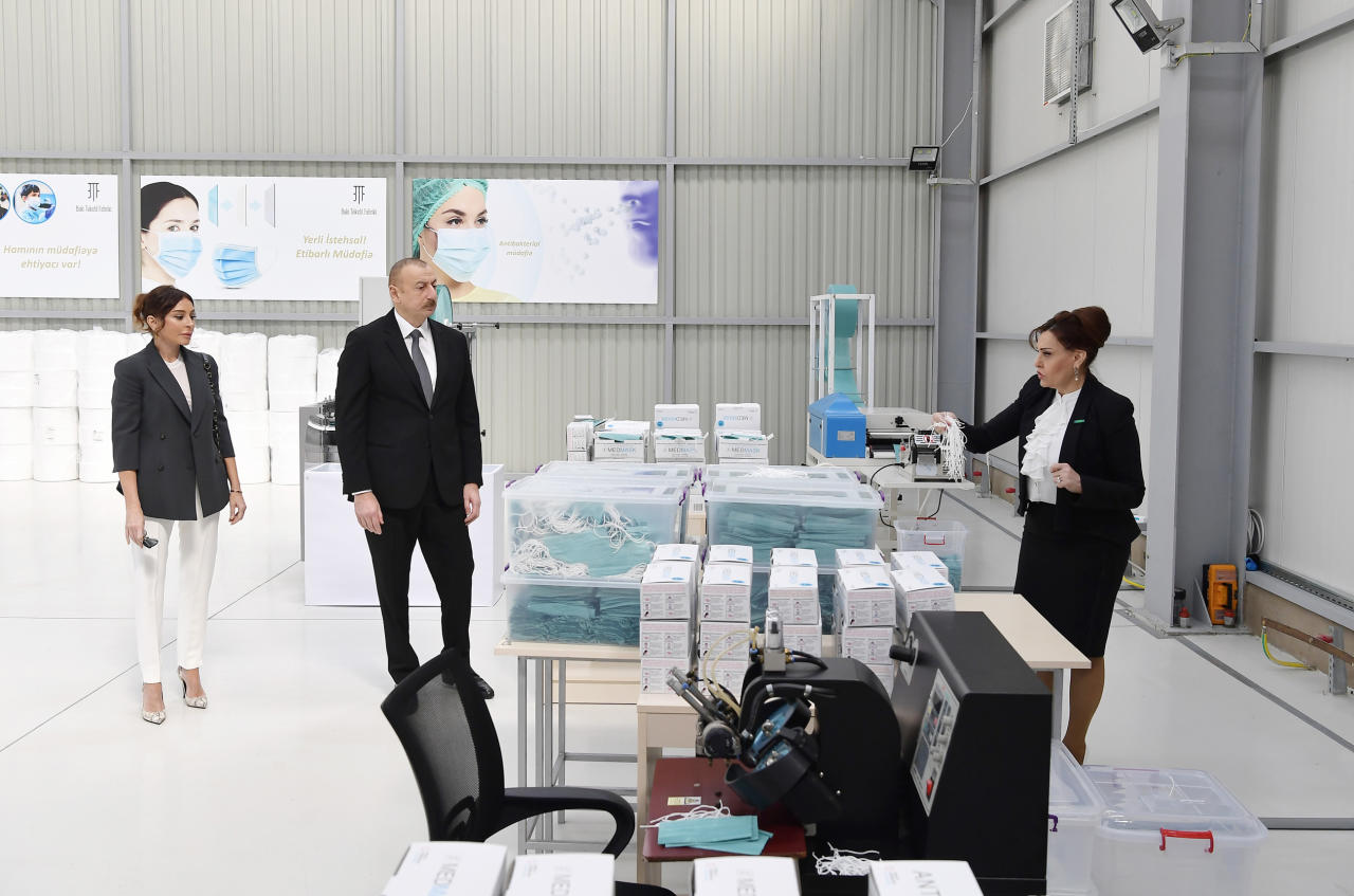Prezident İlham Əliyev və Birinci xanım Mehriban Əliyeva Sumqayıt Kimya Sənaye Parkında tibbi maska istehsalı müəssisəsinin açılışında iştirak ediblər