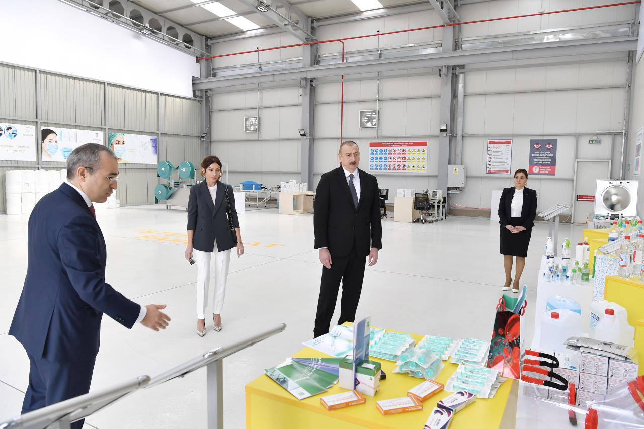 Prezident İlham Əliyev və Birinci xanım Mehriban Əliyeva Sumqayıt Kimya Sənaye Parkında tibbi maska istehsalı müəssisəsinin açılışında iştirak ediblər