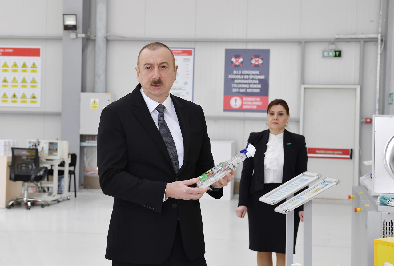 Prezident İlham Əliyev və Birinci xanım Mehriban Əliyeva Sumqayıt Kimya Sənaye Parkında tibbi maska istehsalı müəssisəsinin açılışında iştirak ediblər