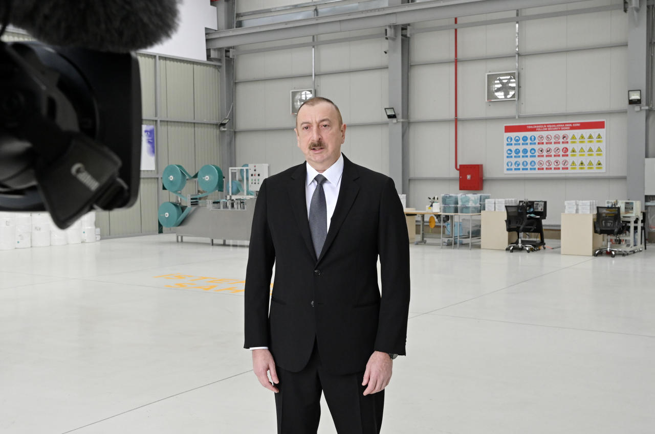 Prezident İlham Əliyev və Birinci xanım Mehriban Əliyeva Sumqayıt Kimya Sənaye Parkında tibbi maska istehsalı müəssisəsinin açılışında iştirak ediblər