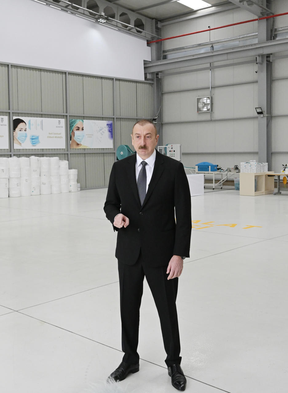 Prezident İlham Əliyev və Birinci xanım Mehriban Əliyeva Sumqayıt Kimya Sənaye Parkında tibbi maska istehsalı müəssisəsinin açılışında iştirak ediblər