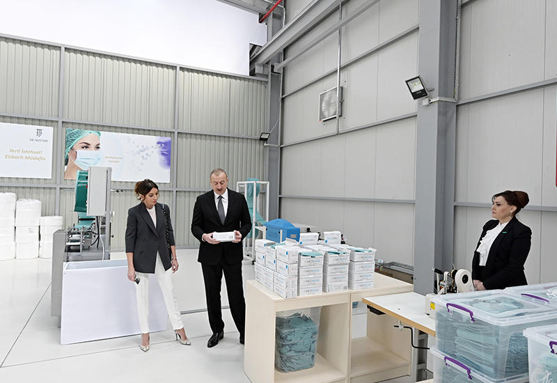 Prezident İlham Əliyev və Birinci xanım Mehriban Əliyeva Sumqayıt Kimya Sənaye Parkında tibbi maska istehsalı müəssisəsinin açılışında iştirak ediblər