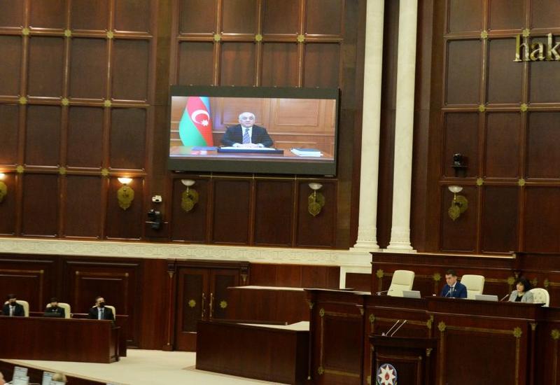 Али Асадов представил в Милли Меджлисе отчет правительства за 2019 год