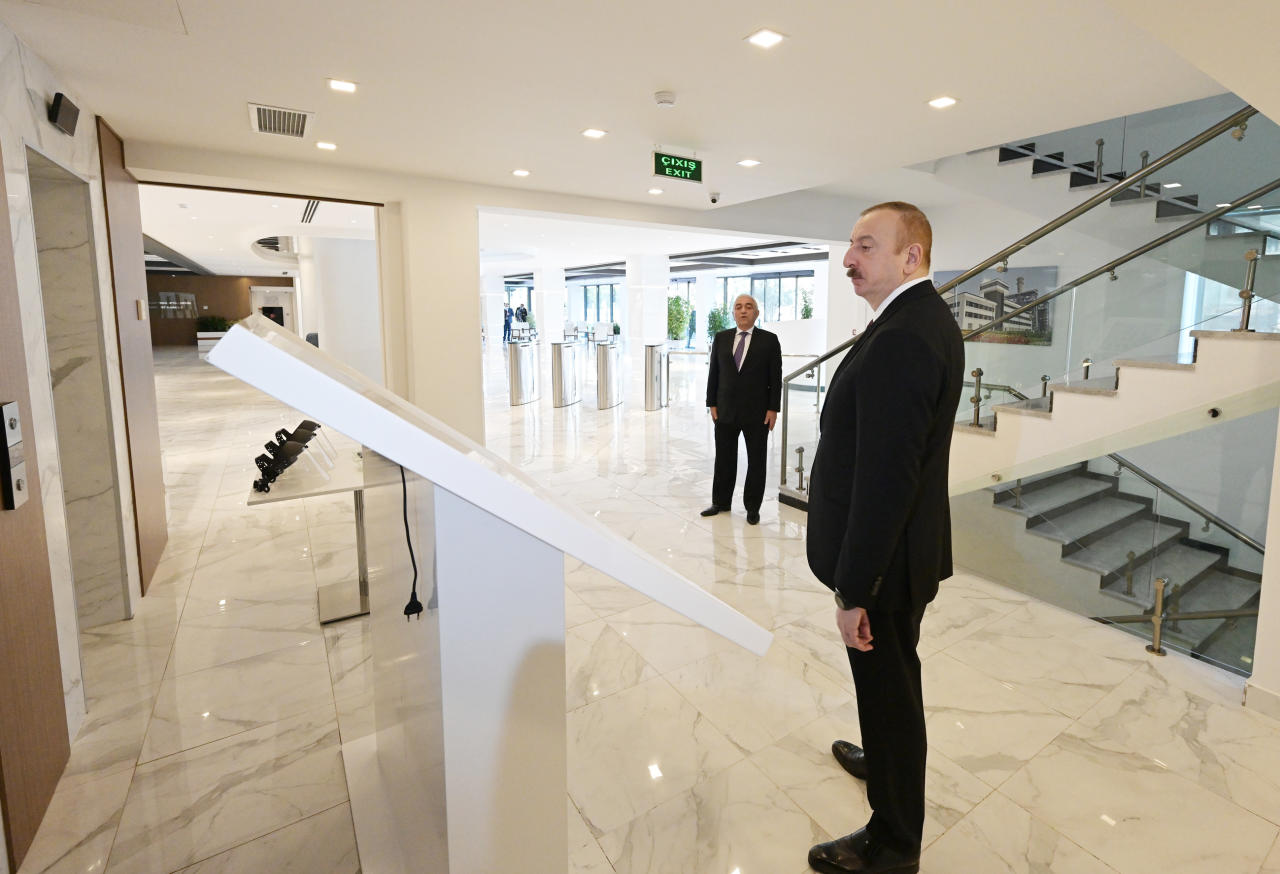 Prezident İlham Əliyev “Azərenerji” ASC-nin yenidən qurulan Baş idarəetmə, elm, tədris və laboratoriya kompleksinin açılışında iştirak edib