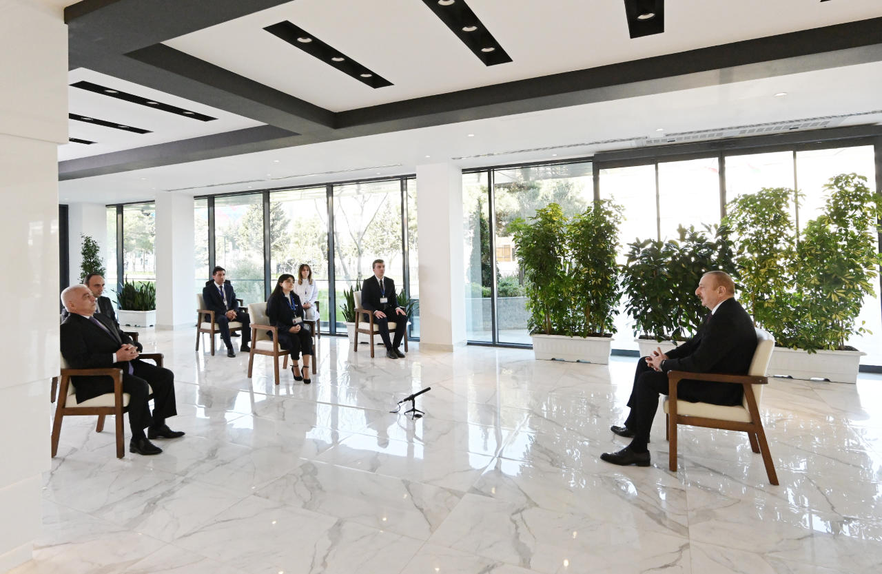 Prezident İlham Əliyev “Azərenerji” ASC-nin yenidən qurulan Baş idarəetmə, elm, tədris və laboratoriya kompleksinin açılışında iştirak edib