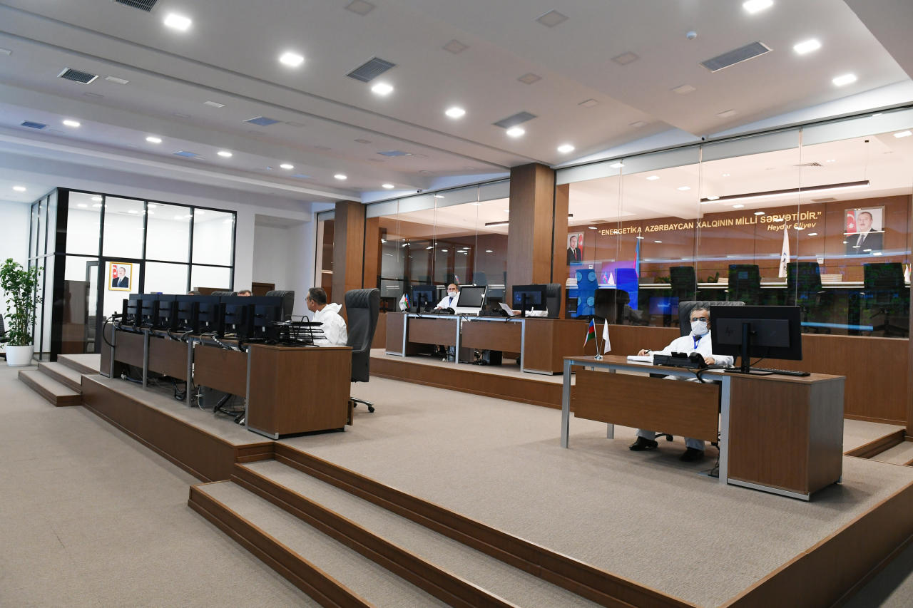 Prezident İlham Əliyev “Azərenerji” ASC-nin yenidən qurulan Baş idarəetmə, elm, tədris və laboratoriya kompleksinin açılışında iştirak edib