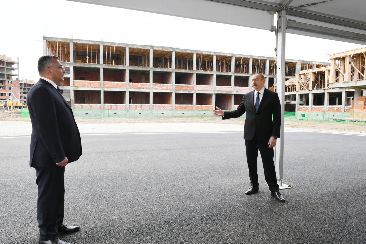 Prezident İlham Əliyev 3042 məcburi köçkün ailəsi üçün yaşayış binalarından ibarət məhəllələrdə tikinti işlərinin gedişi ilə tanış olub