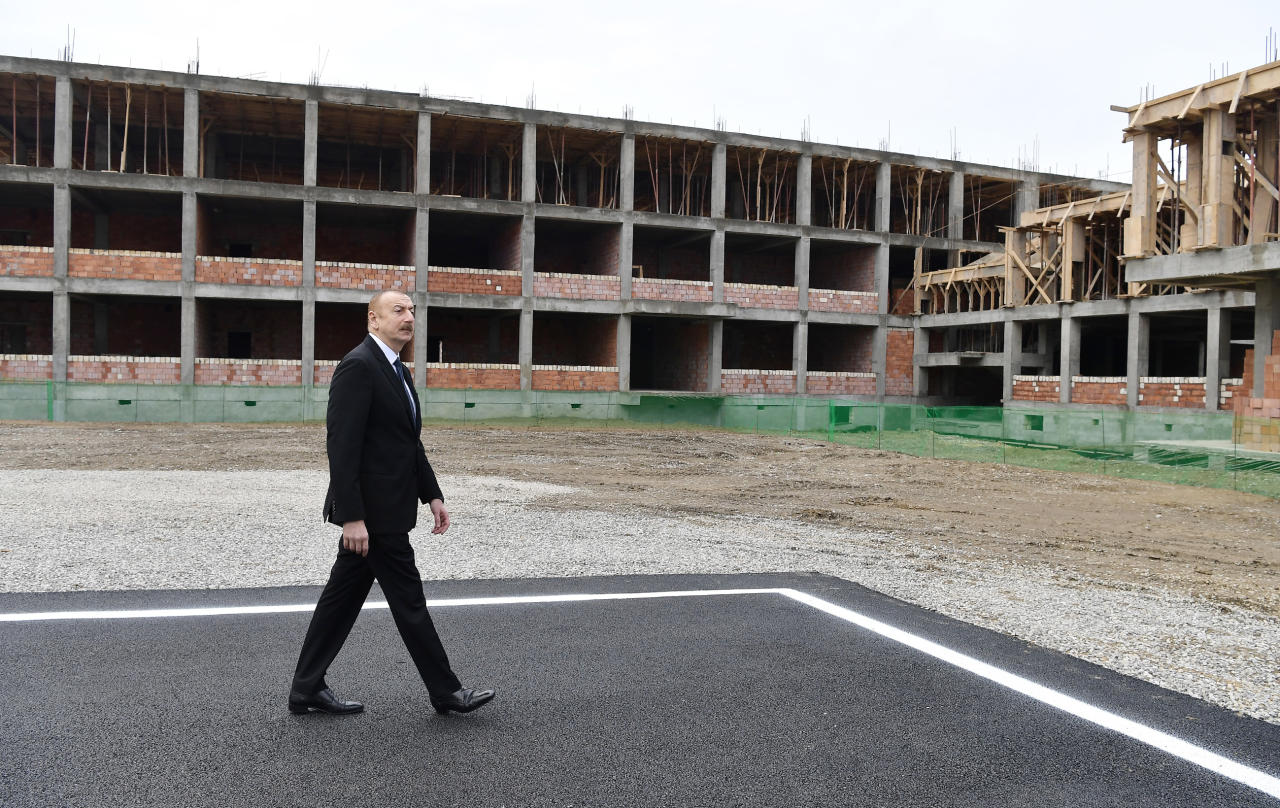 Prezident İlham Əliyev 3042 məcburi köçkün ailəsi üçün yaşayış binalarından ibarət məhəllələrdə tikinti işlərinin gedişi ilə tanış olub