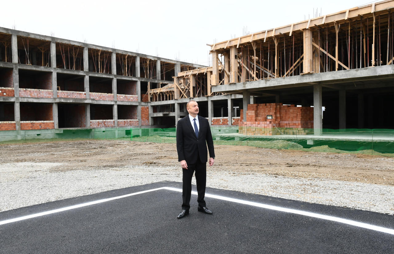 Prezident İlham Əliyev 3042 məcburi köçkün ailəsi üçün yaşayış binalarından ibarət məhəllələrdə tikinti işlərinin gedişi ilə tanış olub