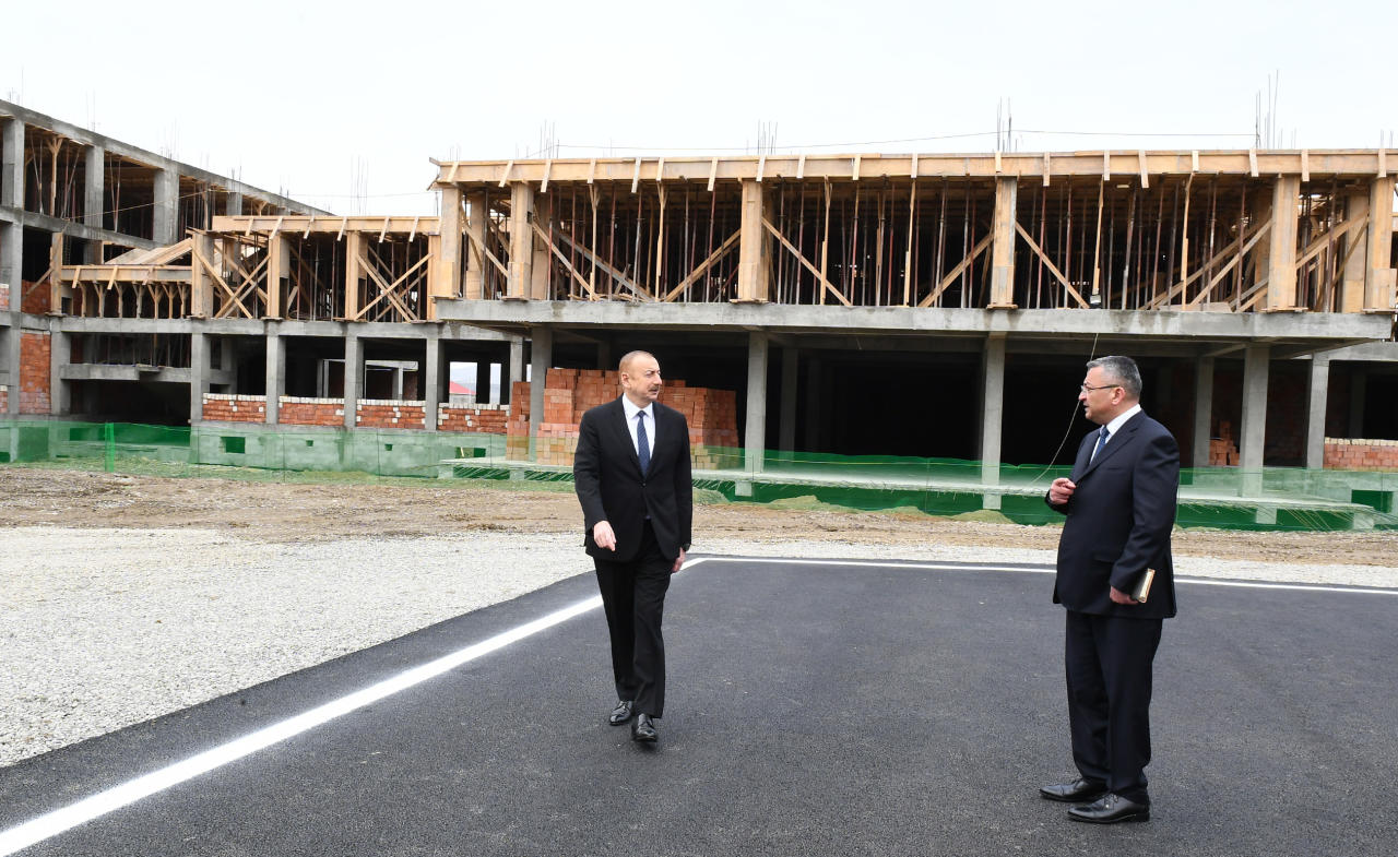 Prezident İlham Əliyev 3042 məcburi köçkün ailəsi üçün yaşayış binalarından ibarət məhəllələrdə tikinti işlərinin gedişi ilə tanış olub