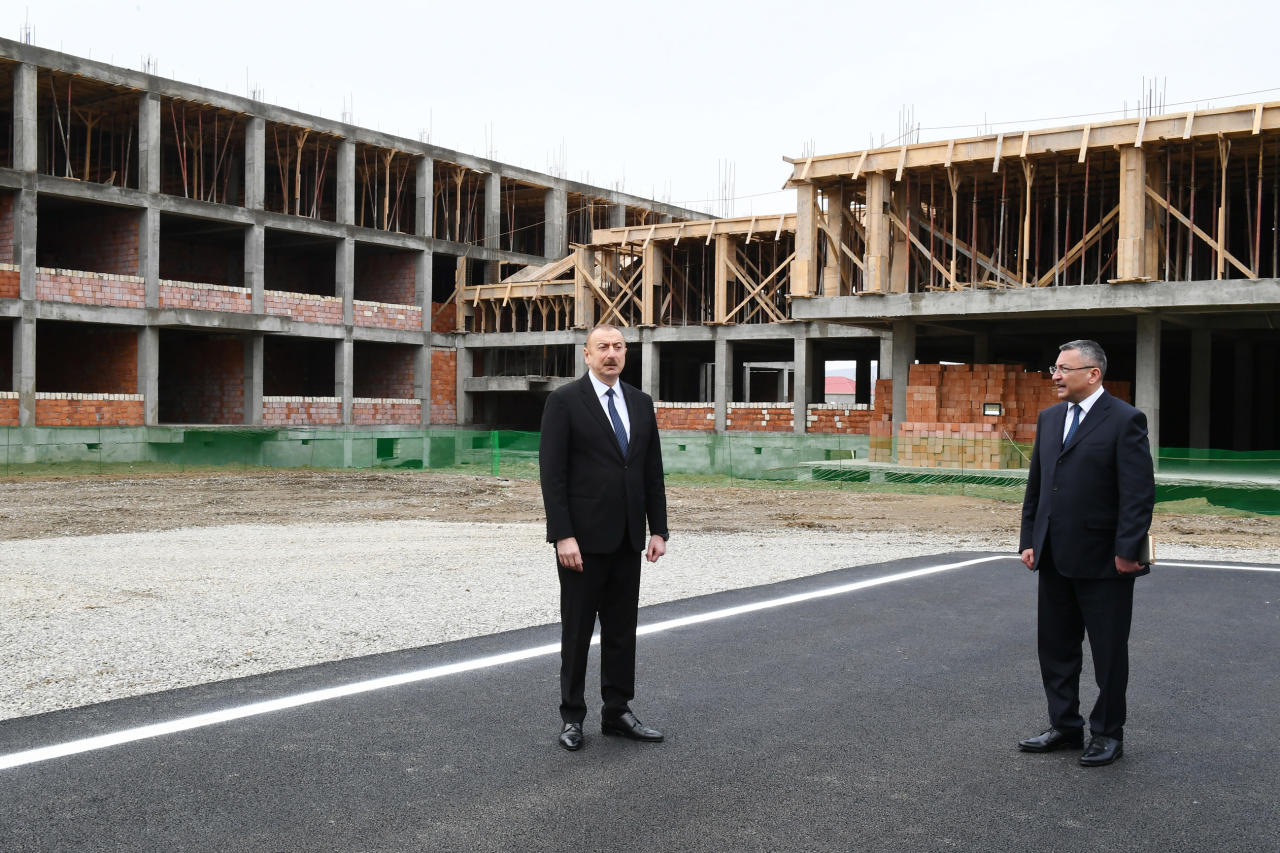 Prezident İlham Əliyev 3042 məcburi köçkün ailəsi üçün yaşayış binalarından ibarət məhəllələrdə tikinti işlərinin gedişi ilə tanış olub