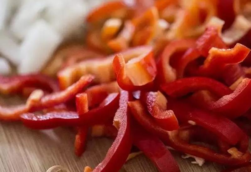 Pomidorlu göbələk qovurması
