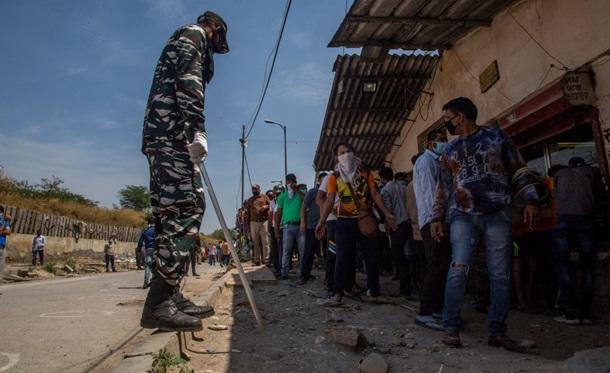 Гигантские очереди в Индии за алкоголем - вмешалась полиция