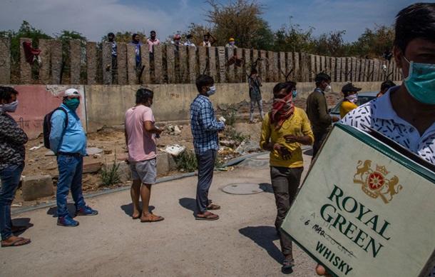 Гигантские очереди в Индии за алкоголем - вмешалась полиция