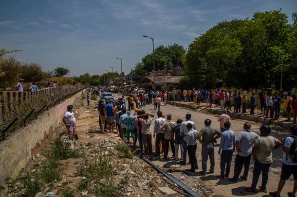 Гигантские очереди в Индии за алкоголем - вмешалась полиция