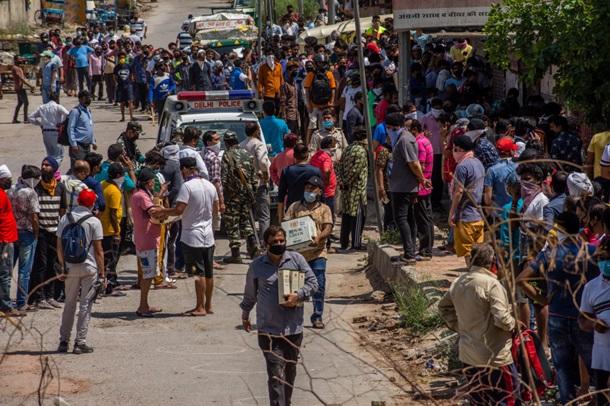 Гигантские очереди в Индии за алкоголем - вмешалась полиция