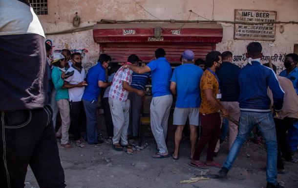 Гигантские очереди в Индии за алкоголем - вмешалась полиция