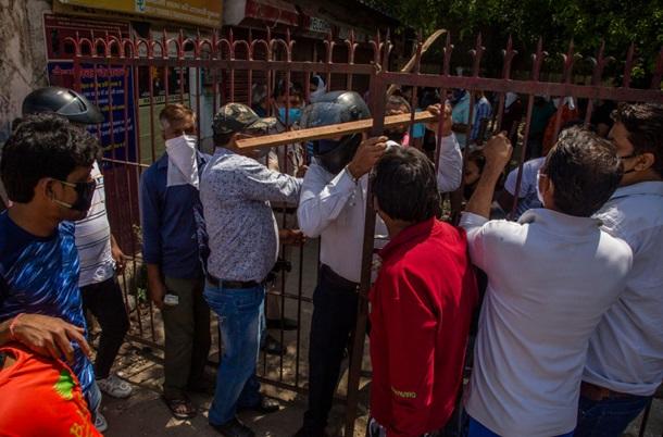 Гигантские очереди в Индии за алкоголем - вмешалась полиция
