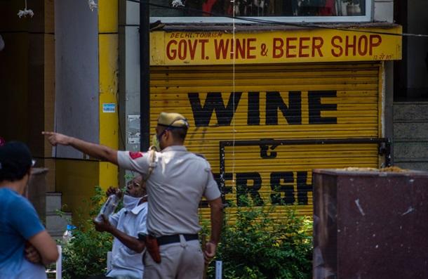 Гигантские очереди в Индии за алкоголем - вмешалась полиция