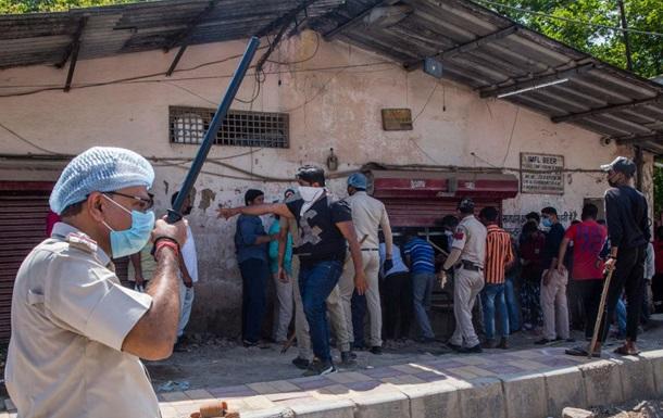 Гигантские очереди в Индии за алкоголем - вмешалась полиция