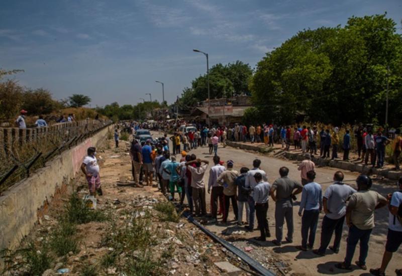 Гигантские очереди в Индии за алкоголем - вмешалась полиция