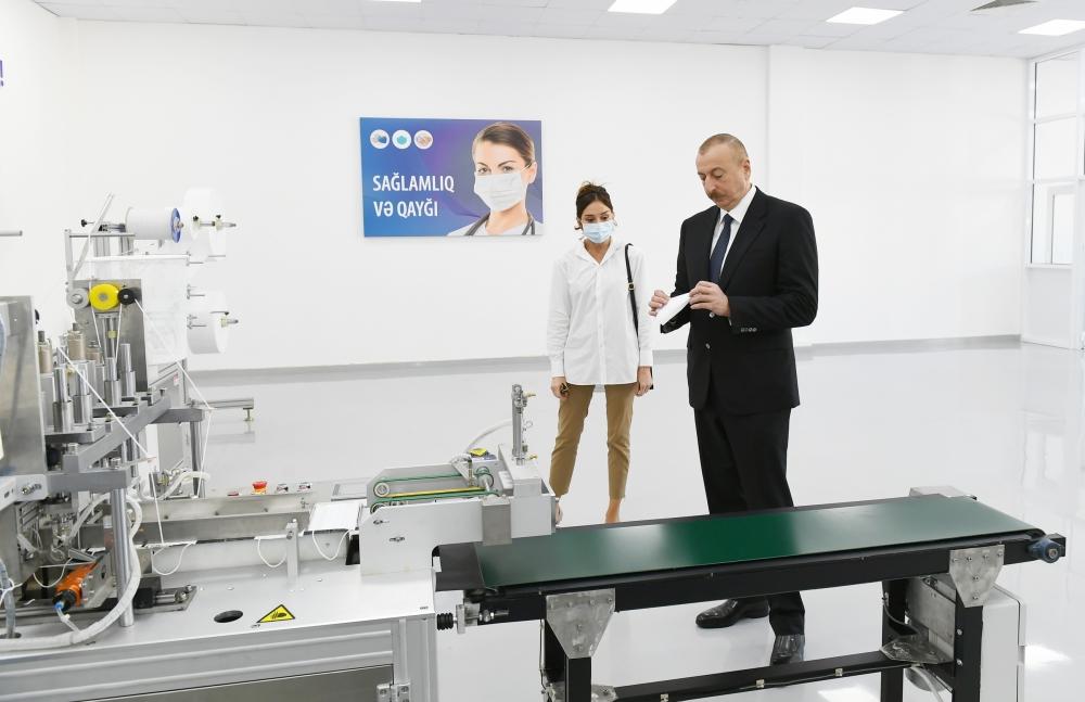 Президент Ильхам Алиев и Первая леди Мехрибан Алиева приняли участие в открытии фабрики медицинских масок и предприятия по производству защитных комбинезонов в Сумгайыте