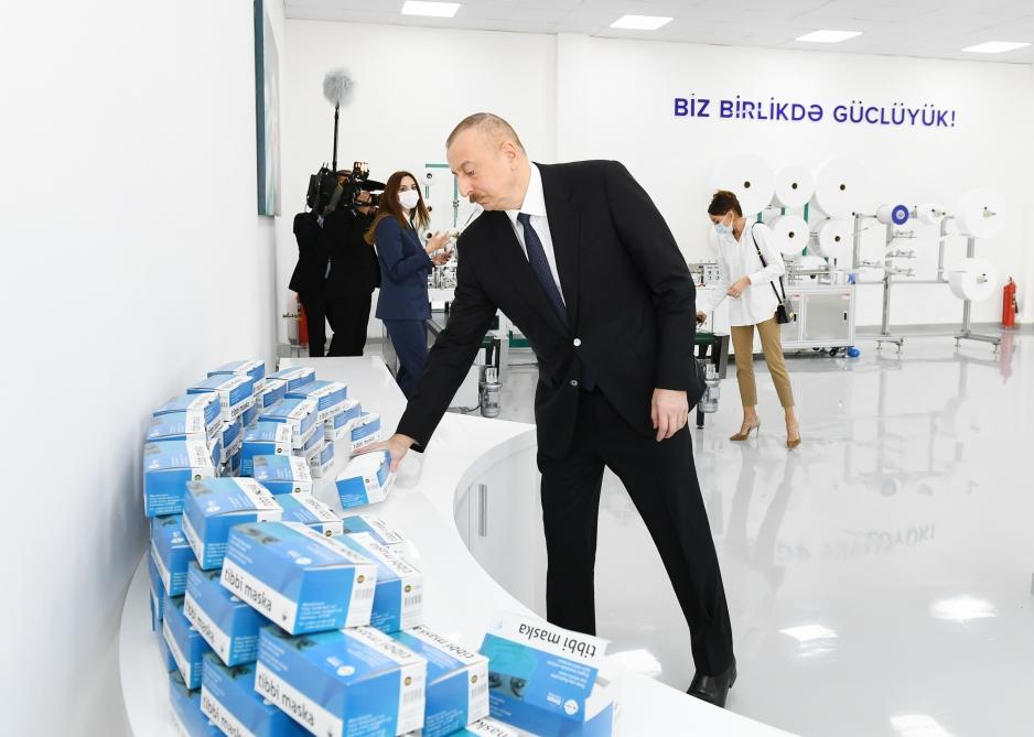 Президент Ильхам Алиев и Первая леди Мехрибан Алиева приняли участие в открытии фабрики медицинских масок и предприятия по производству защитных комбинезонов в Сумгайыте