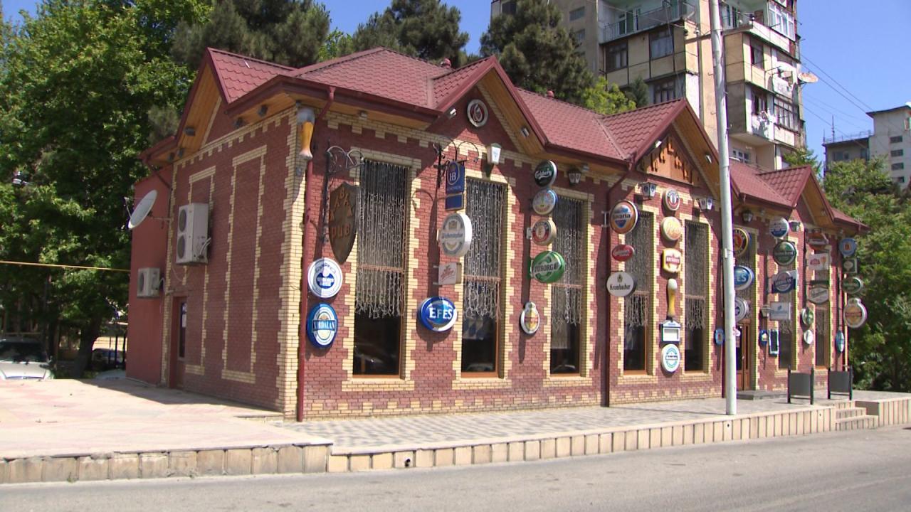 В Баку выявлен паб, работавший в салоне автомобилей