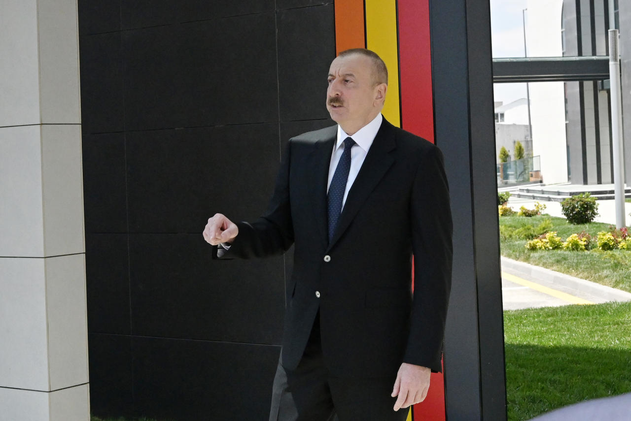 Президент Ильхам Алиев и Первая леди Мехрибан Алиева приняли участие в открытии центра DOST номер 3