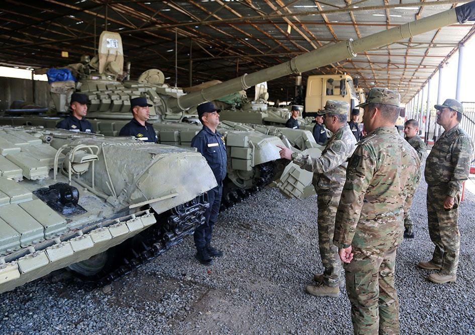 Министр обороны находится в прифронтовой зоне, где проводятся учения
