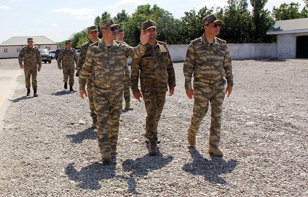 Министр обороны находится в прифронтовой зоне, где проводятся учения