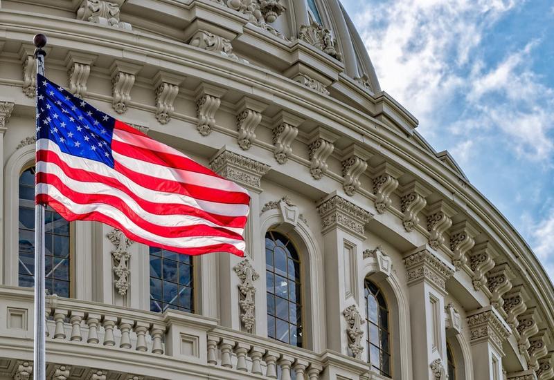 Сенат США принял закон о запрете размещения акций китайских компаний