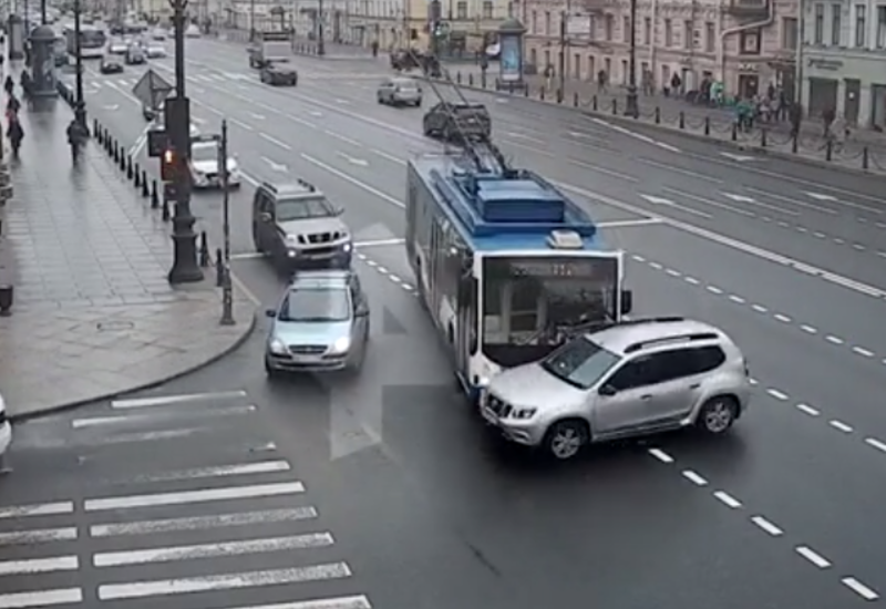 В Петербурге троллейбус снес иномарку, решившую пойти на обгон