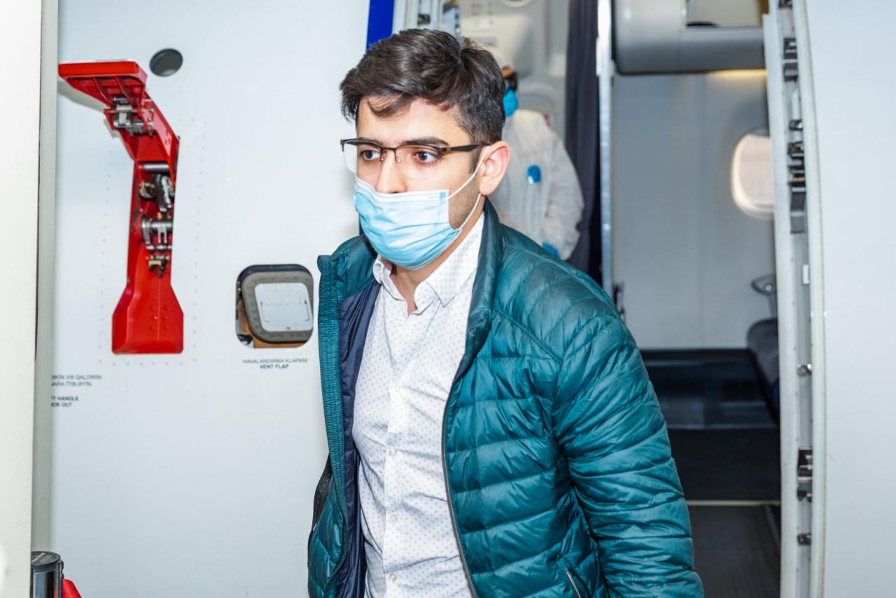 Чартерным рейсом AZAL в Баку вернулись 100 граждан Азербайджана
