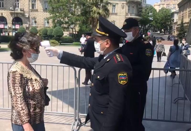 В Баку полицейские измеряют температуру граждан