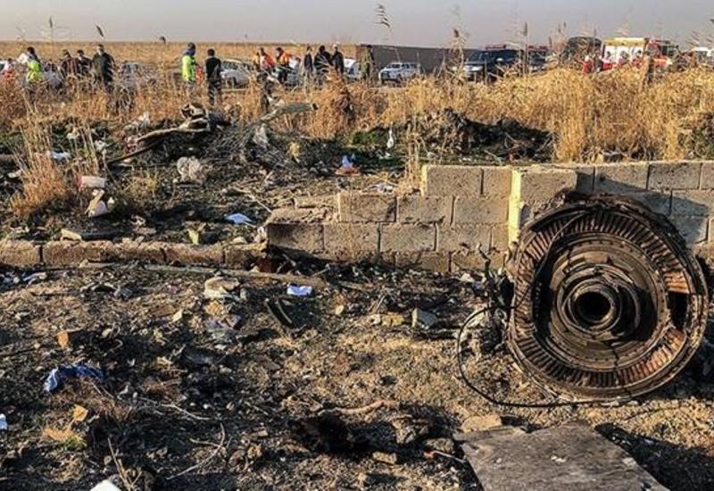 В Пакистане упал пассажирский самолет, в домах начался пожар
