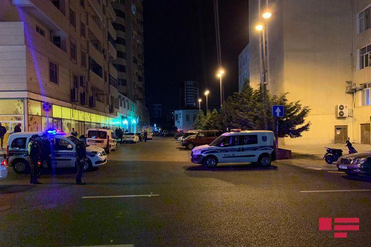 В Баку ветер сорвал часть кровли больницы