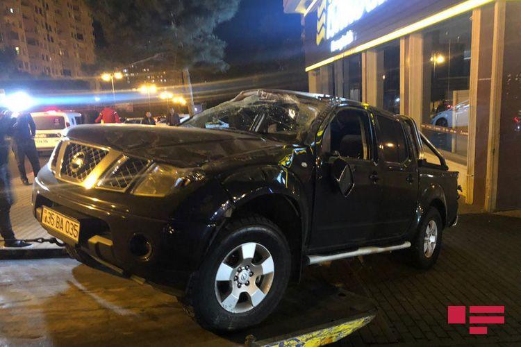 В Баку иномарка врезалась в мебельный магазин