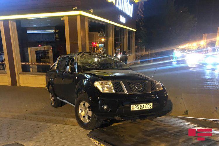 В Баку иномарка врезалась в мебельный магазин