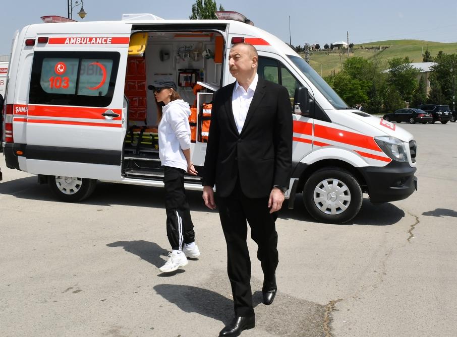Президент Ильхам Алиев и Первая леди Мехрибан Алиева осмотрели транспортные средства и спецтехнику, выделенные Шамахинскому району