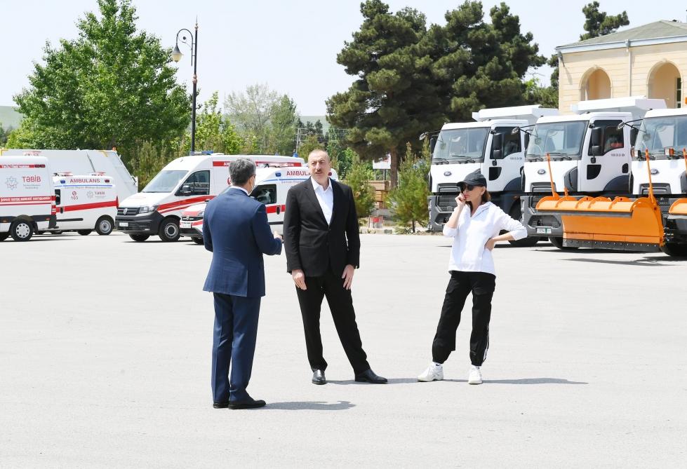 Президент Ильхам Алиев и Первая леди Мехрибан Алиева осмотрели транспортные средства и спецтехнику, выделенные Шамахинскому району