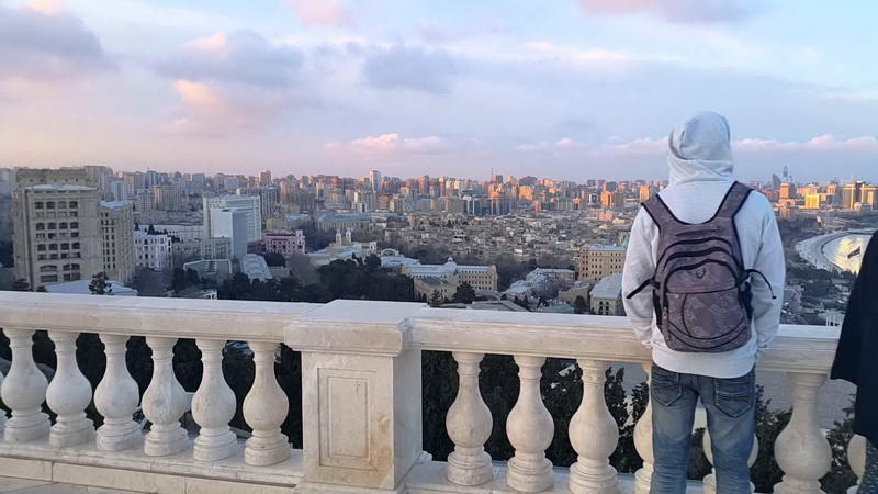 Dağüstü parkın baxış meydançasından açılan Bakı mənzərələri