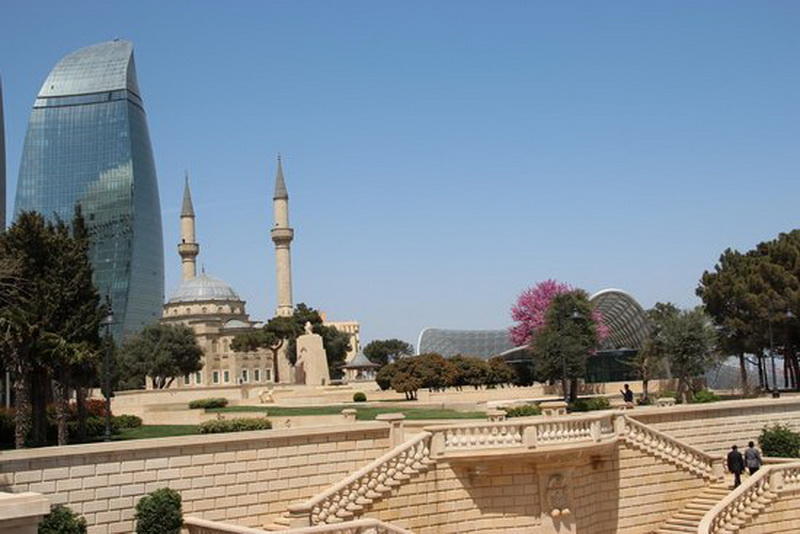 Dağüstü parkın baxış meydançasından açılan Bakı mənzərələri